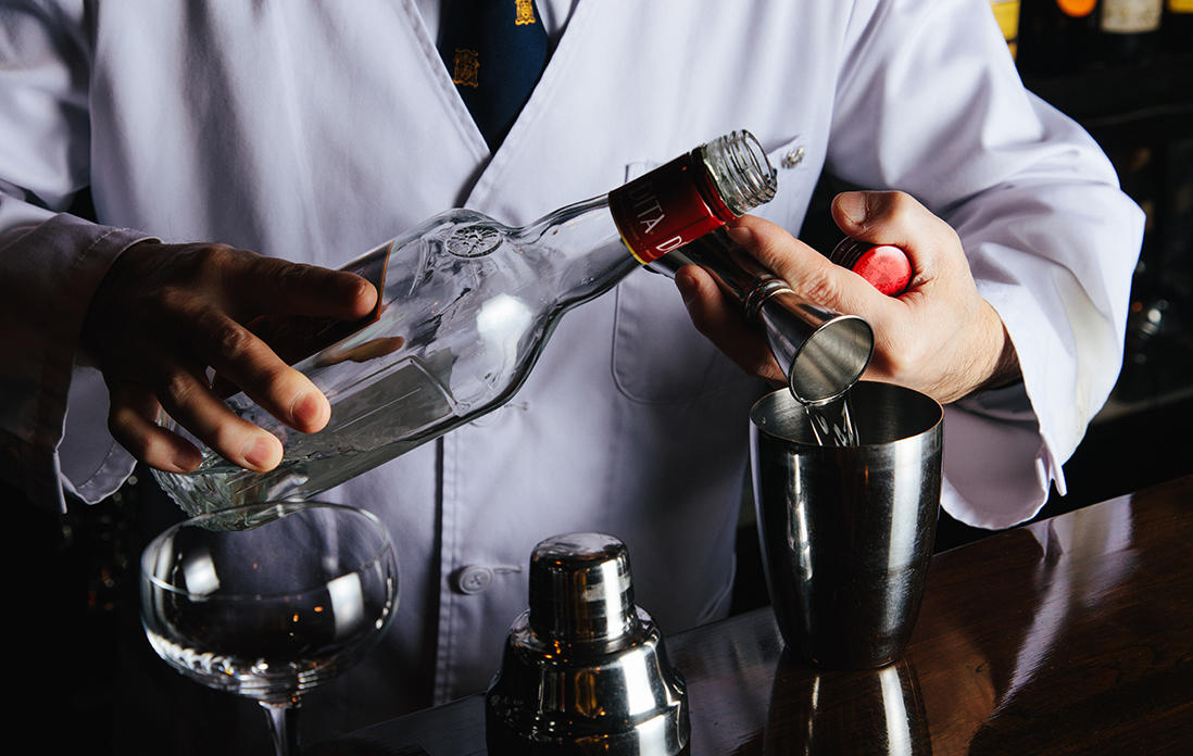 ライチリキュール“ディタ”を20～25ml（グレープフルーツの酸味によって調整する）を注ぐ。