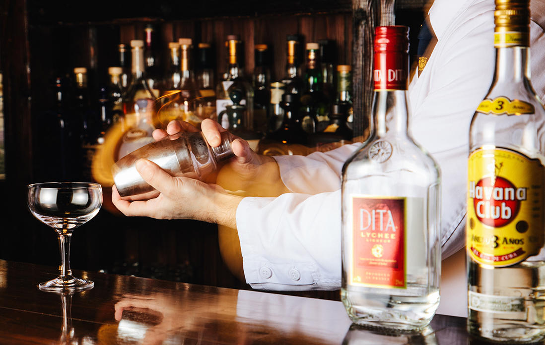 氷とともにシェイクする。