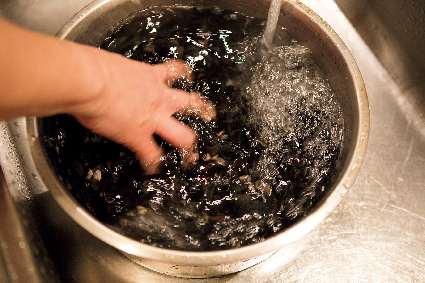 しじみの砂を抜く