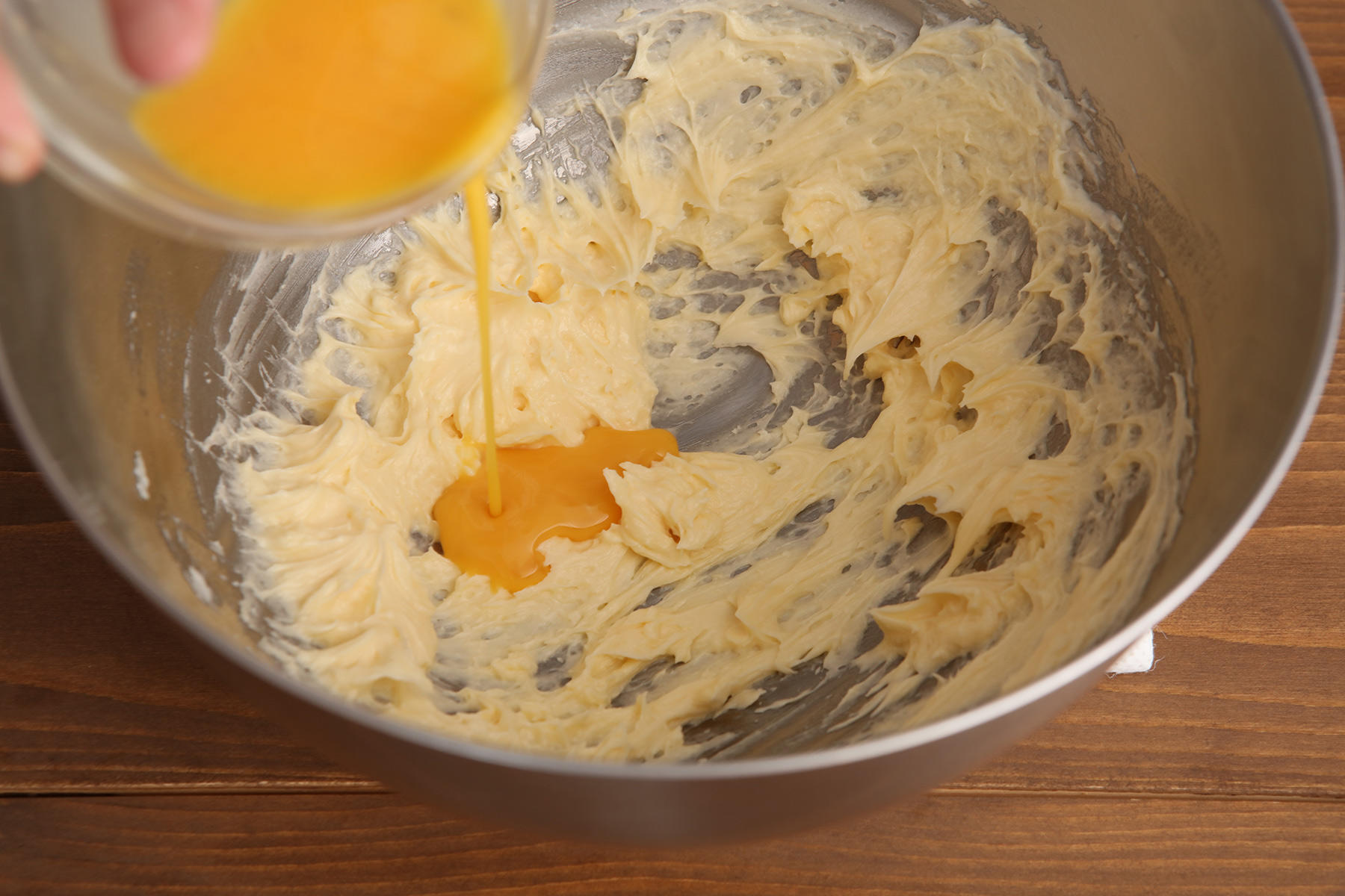 バターに粉砂糖と卵を加える