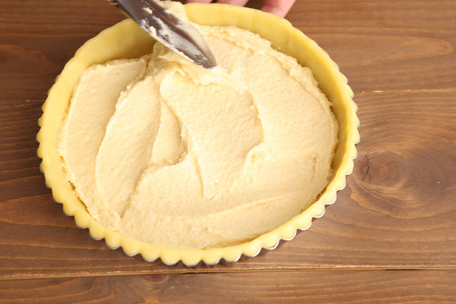 アーモンドクリームを入れ、表面をならす