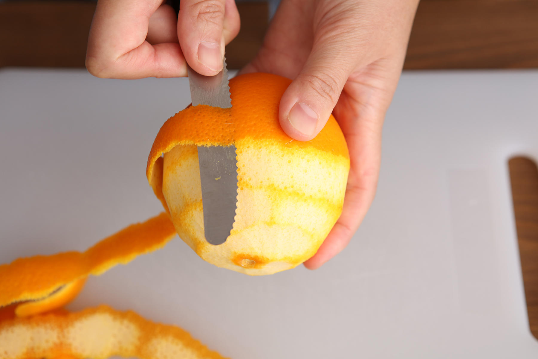 オレンジを切る