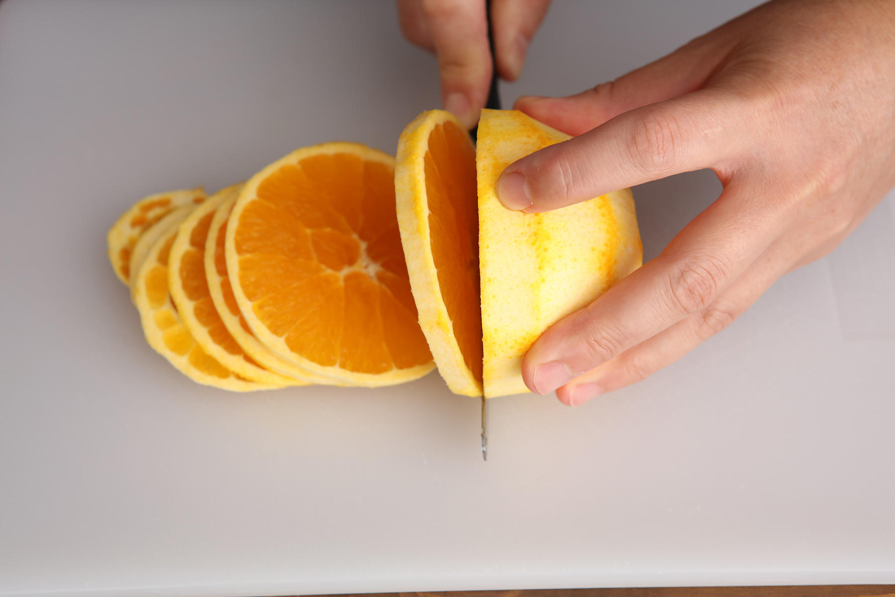 オレンジを切る