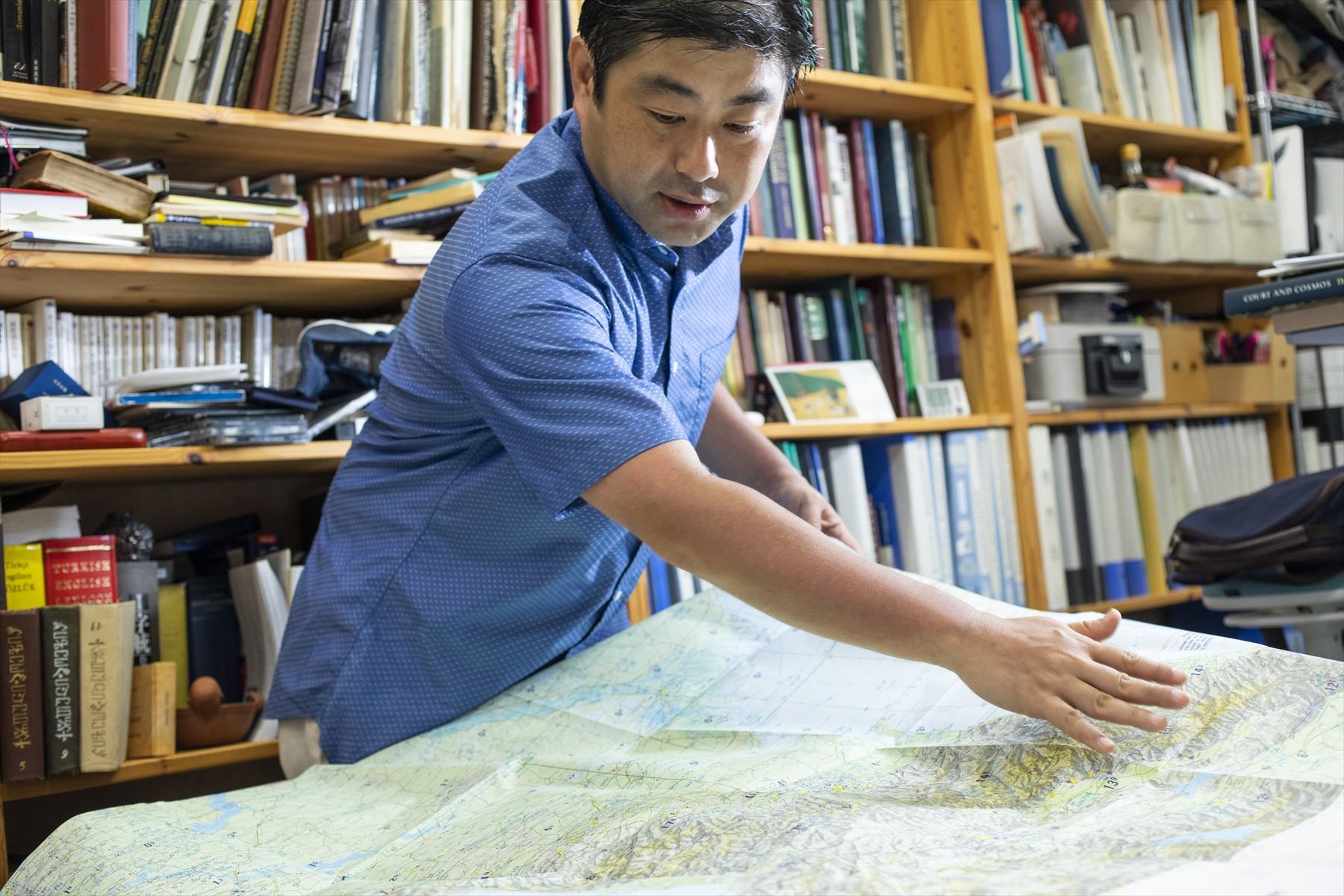 地図を広げる先生