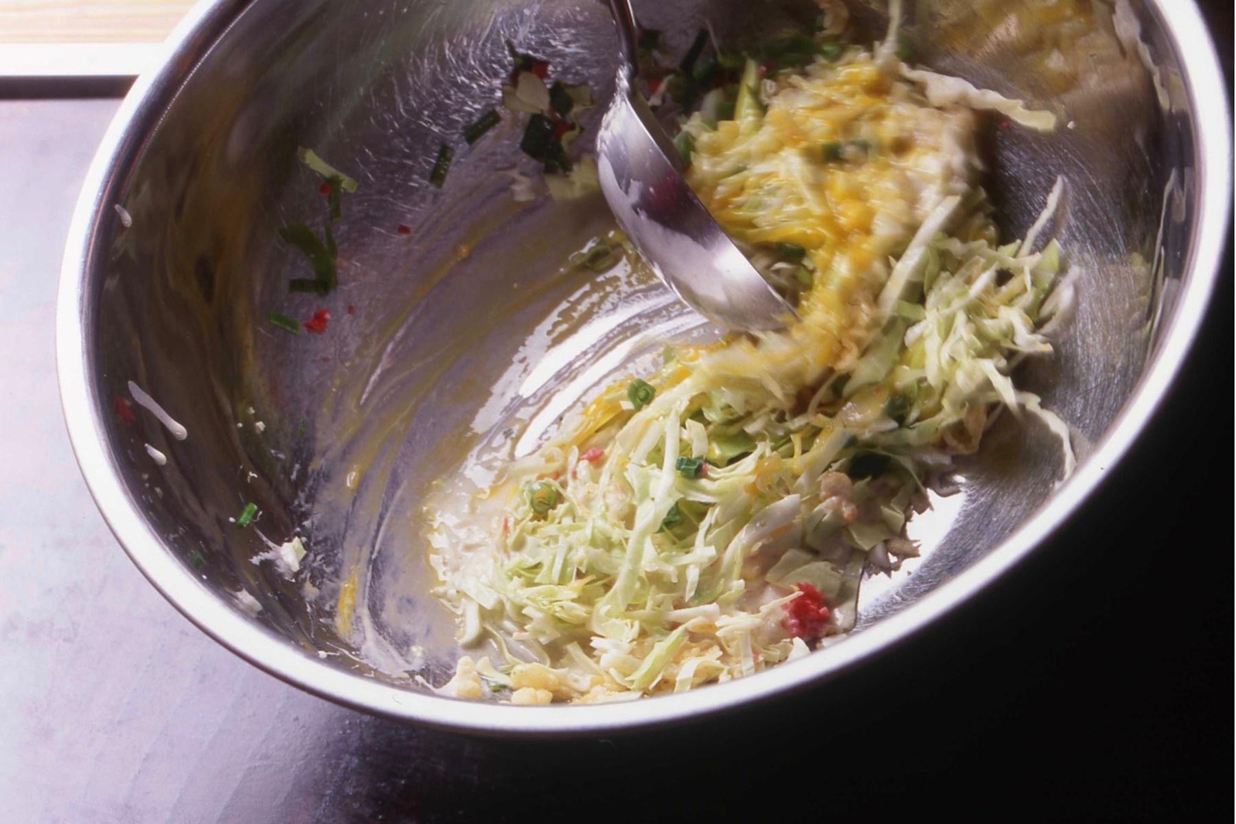 生地と具材を混ぜる