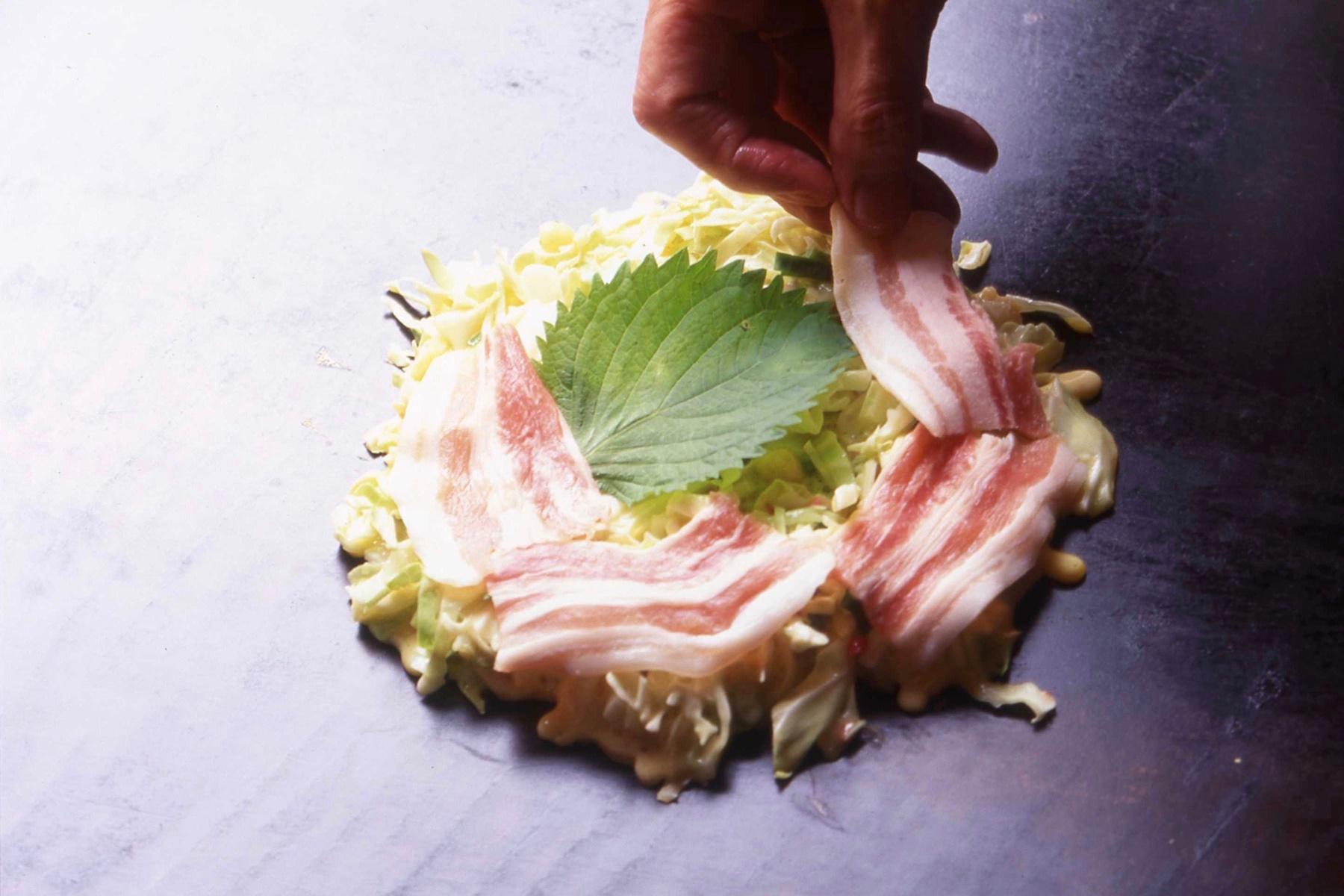 大葉と豚肉をのせていく