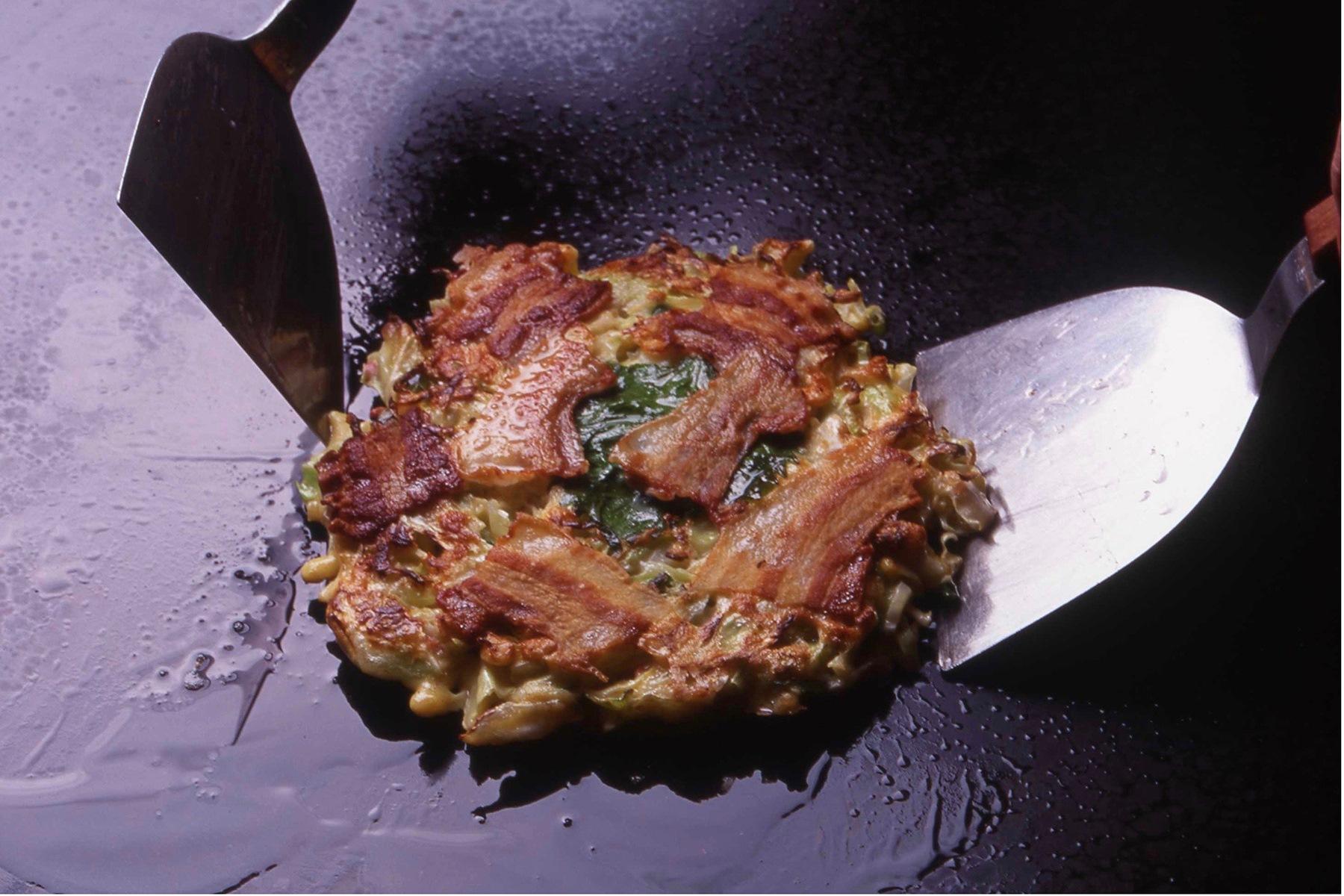 もうひとつのコテで受け、挟むようにする