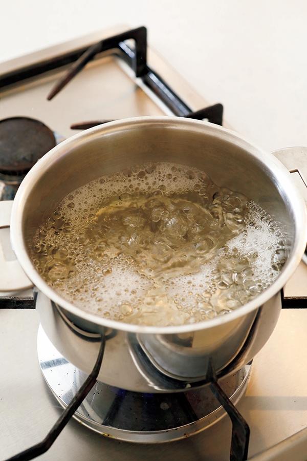 鍋底だけに火を当てて沸騰させる
