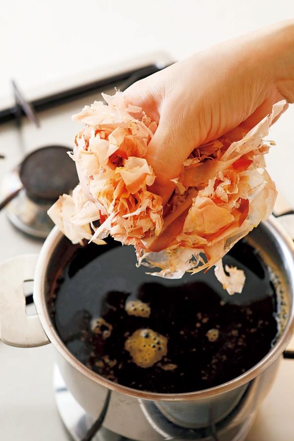 たっぷりの鰹節を加え、火からおろす