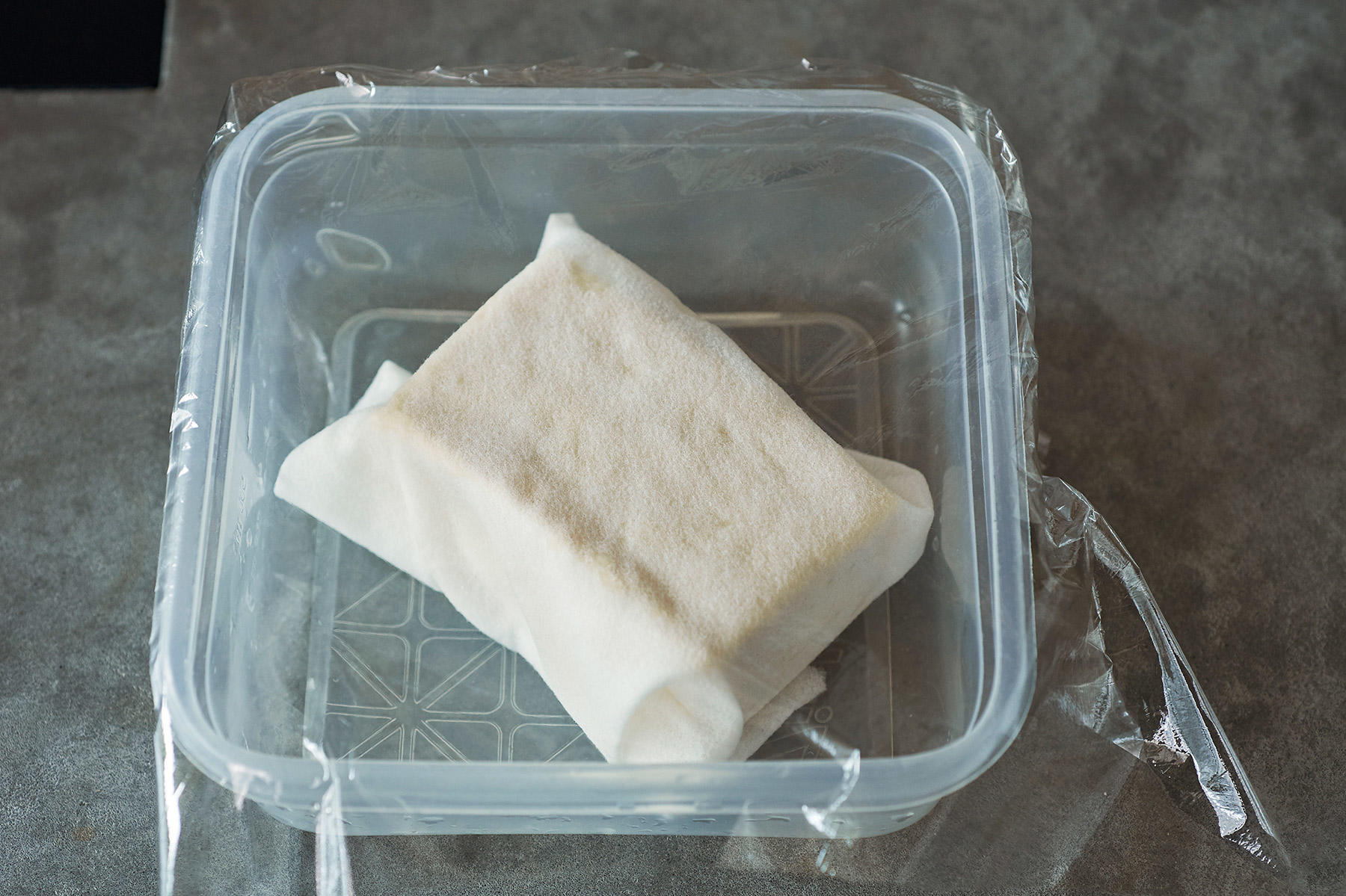 具材を下ごしらえする