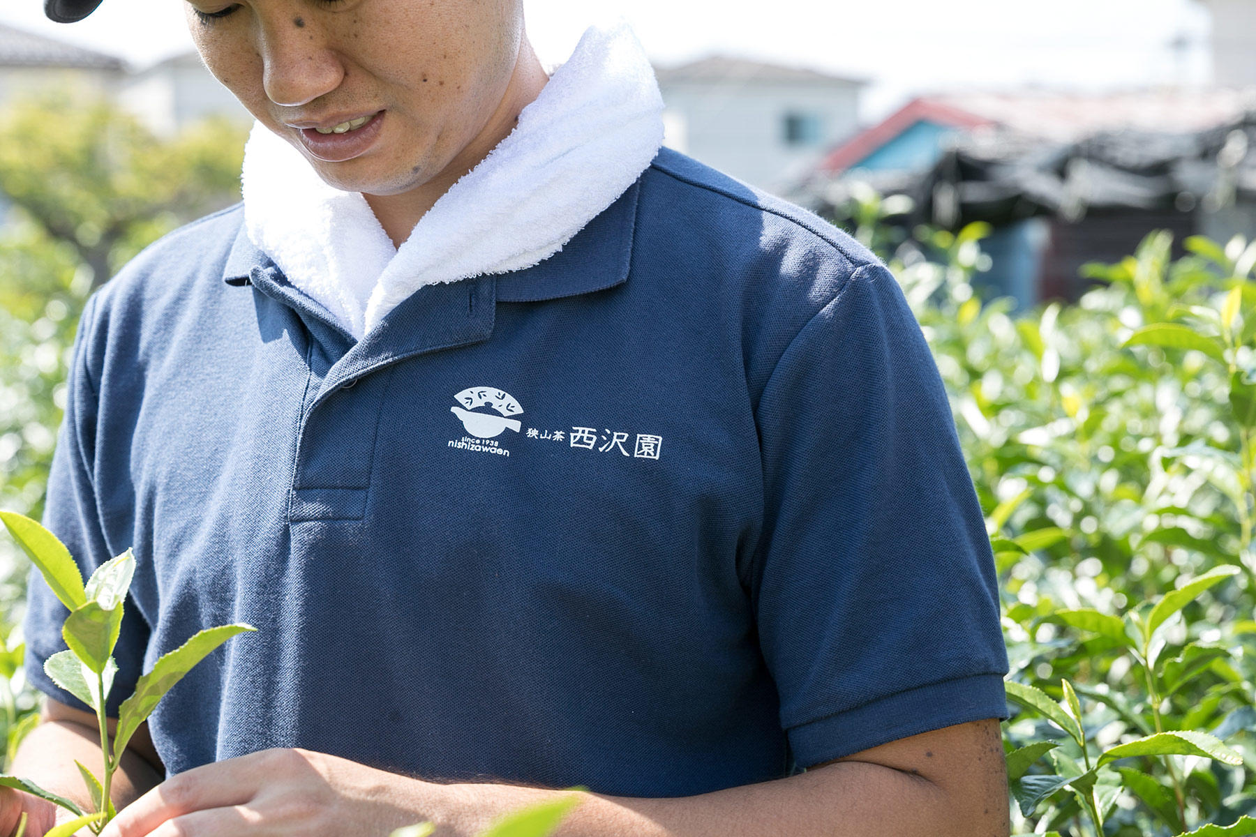 店名ロゴ入りのTシャツ