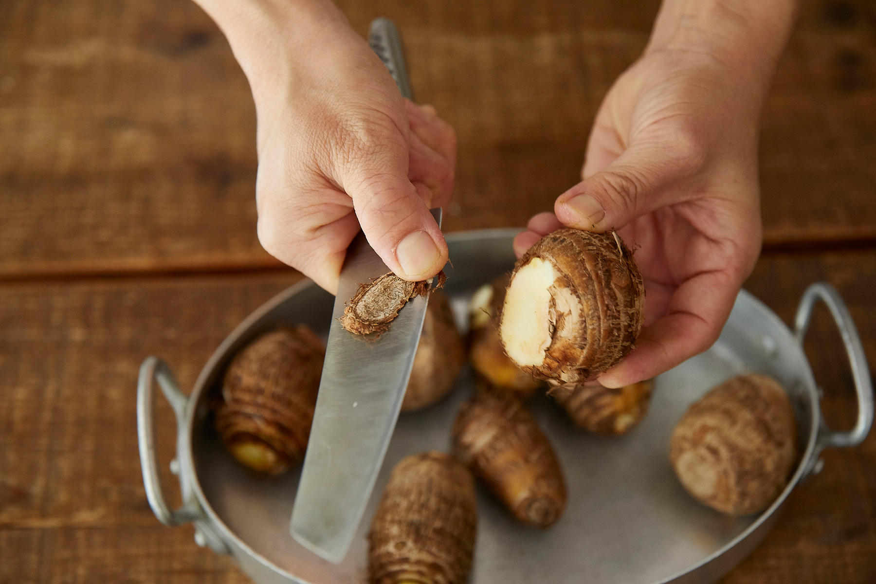 里芋をオーブンに入れる