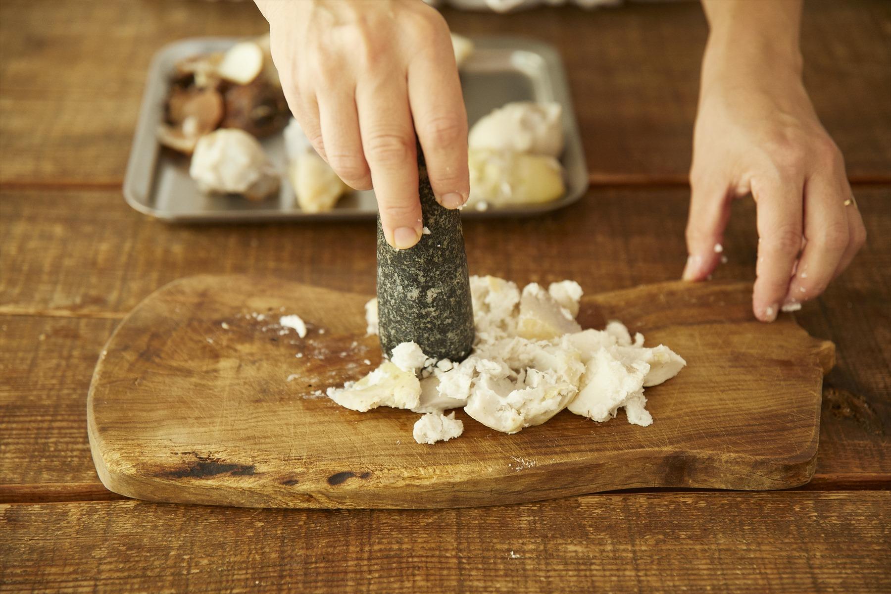 里芋の食感が残るように半分ほどマッシュする