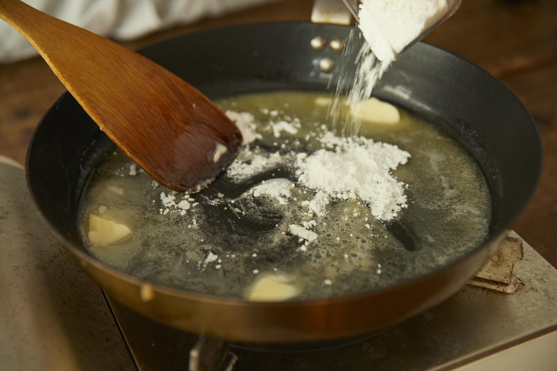 バターを入れ、溶けたら小麦粉を加える