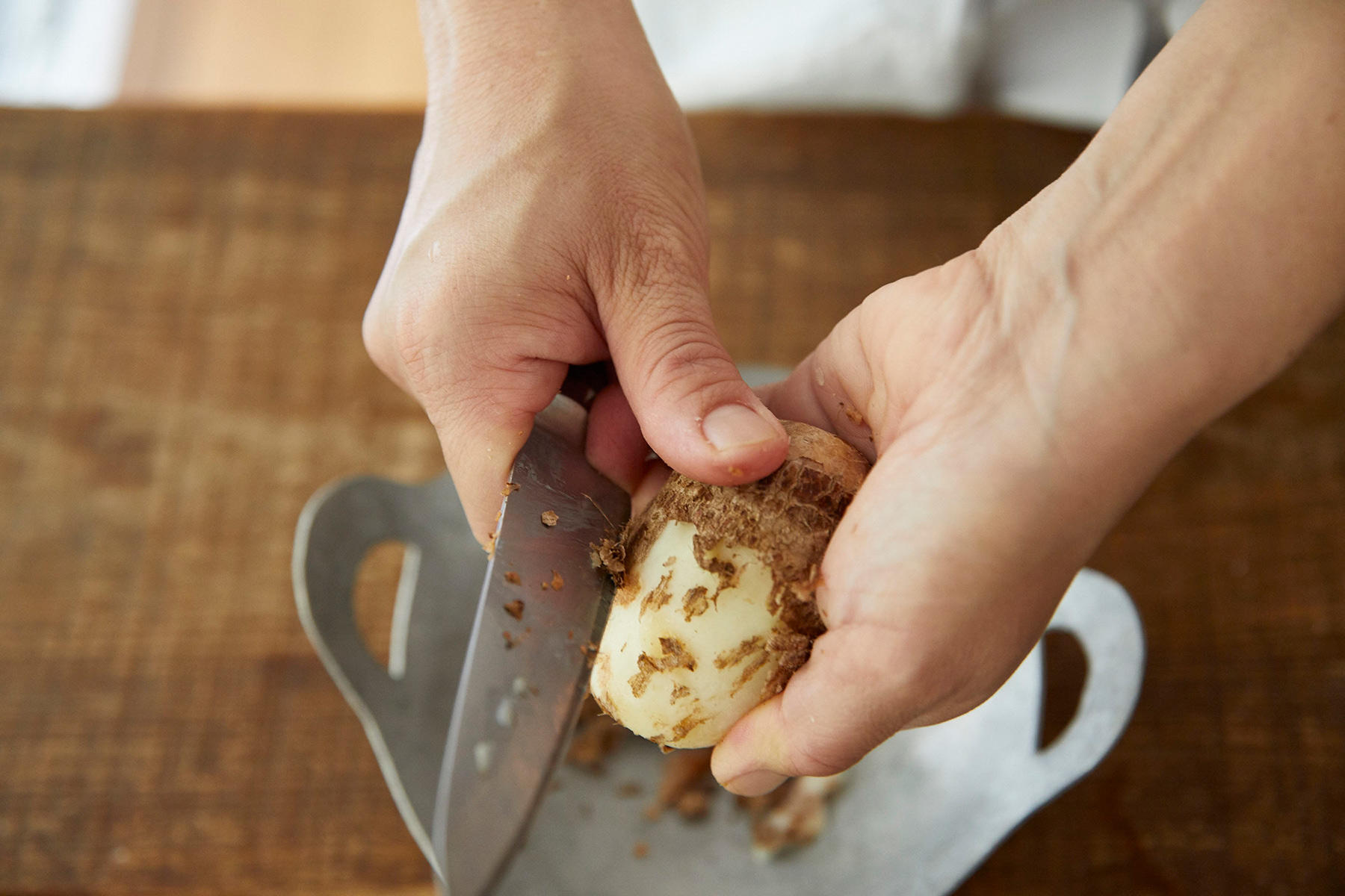 ナイフでこそぐ