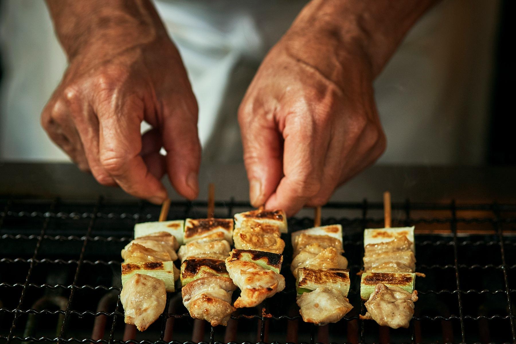 ネギマを焼いている