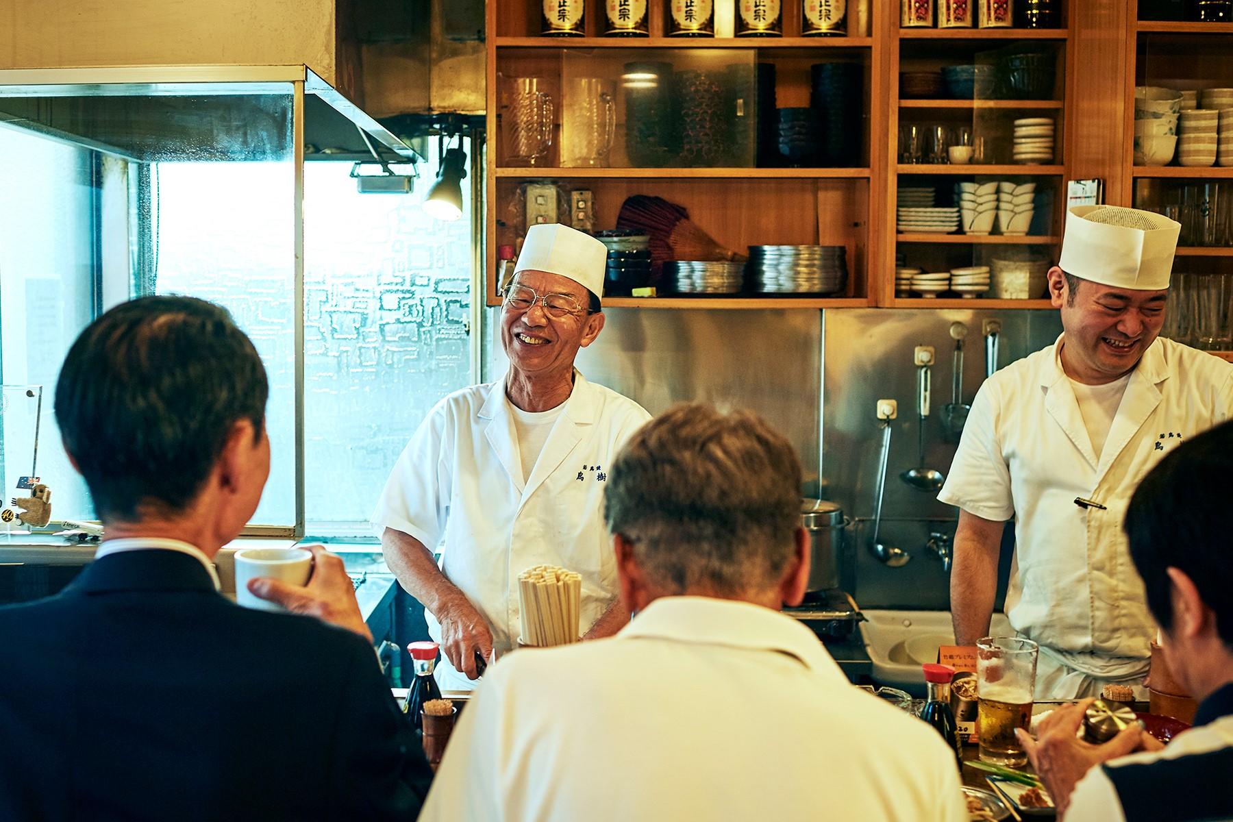 カウンターの客と話す様子