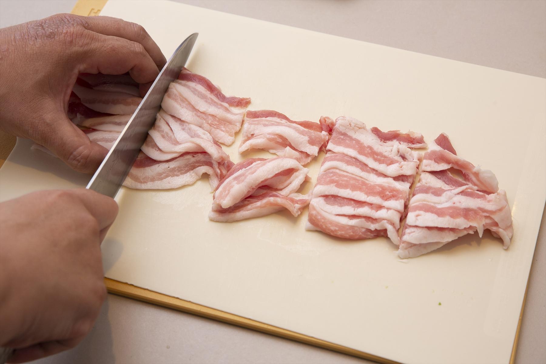 豚バラ薄切り肉は、さっとゆでてアクを抜く