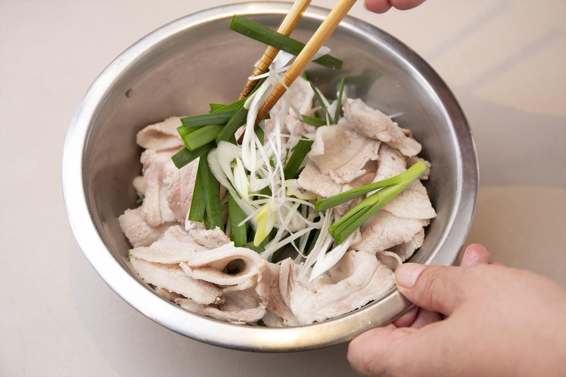 長ねぎとにらを切り、ゆでた豚バラ薄切り肉と混ぜておく