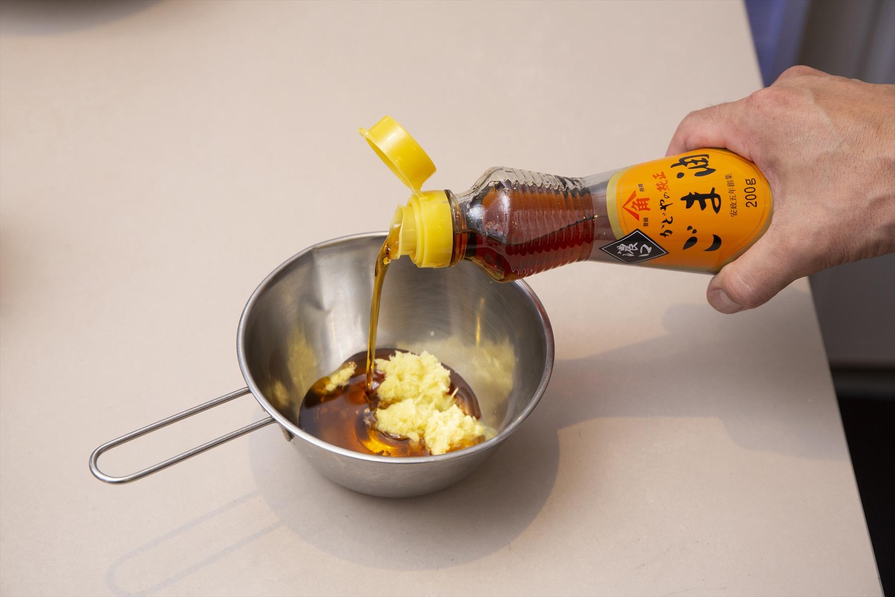 味の決め手のごま油生姜は、「純正ごま油 濃口」とおろし生姜を混ぜるだけ