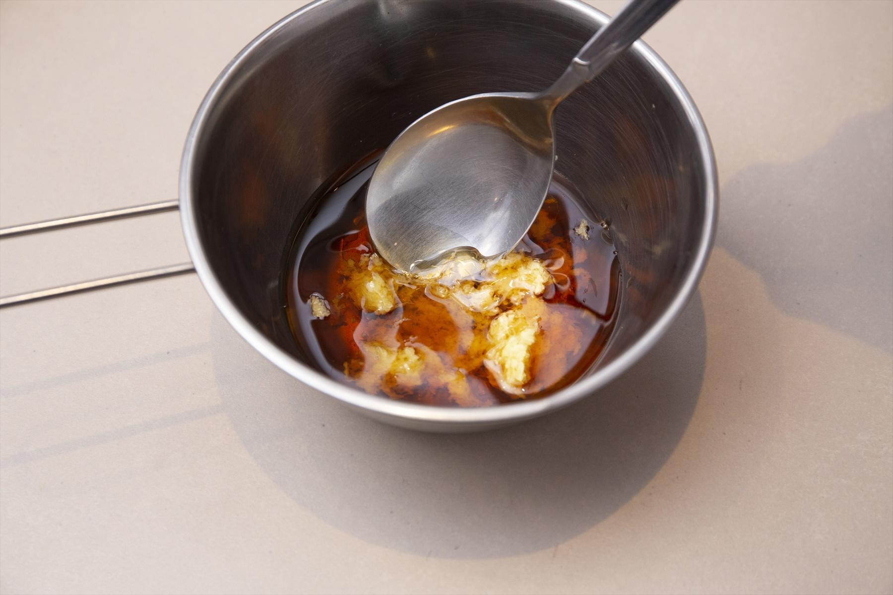 味の決め手のごま油生姜は、「純正ごま油 濃口」とおろし生姜を混ぜるだけ