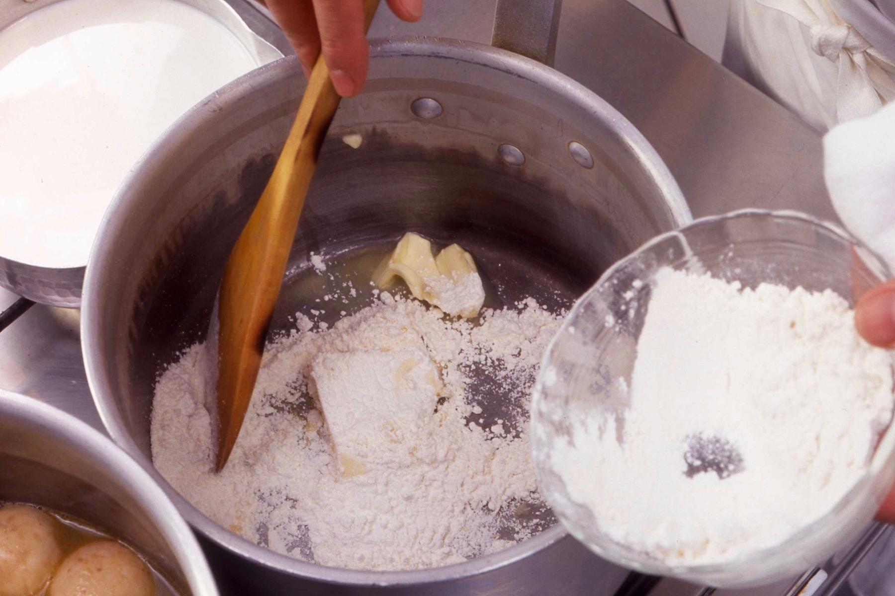 バターと薄力粉を鍋にかける