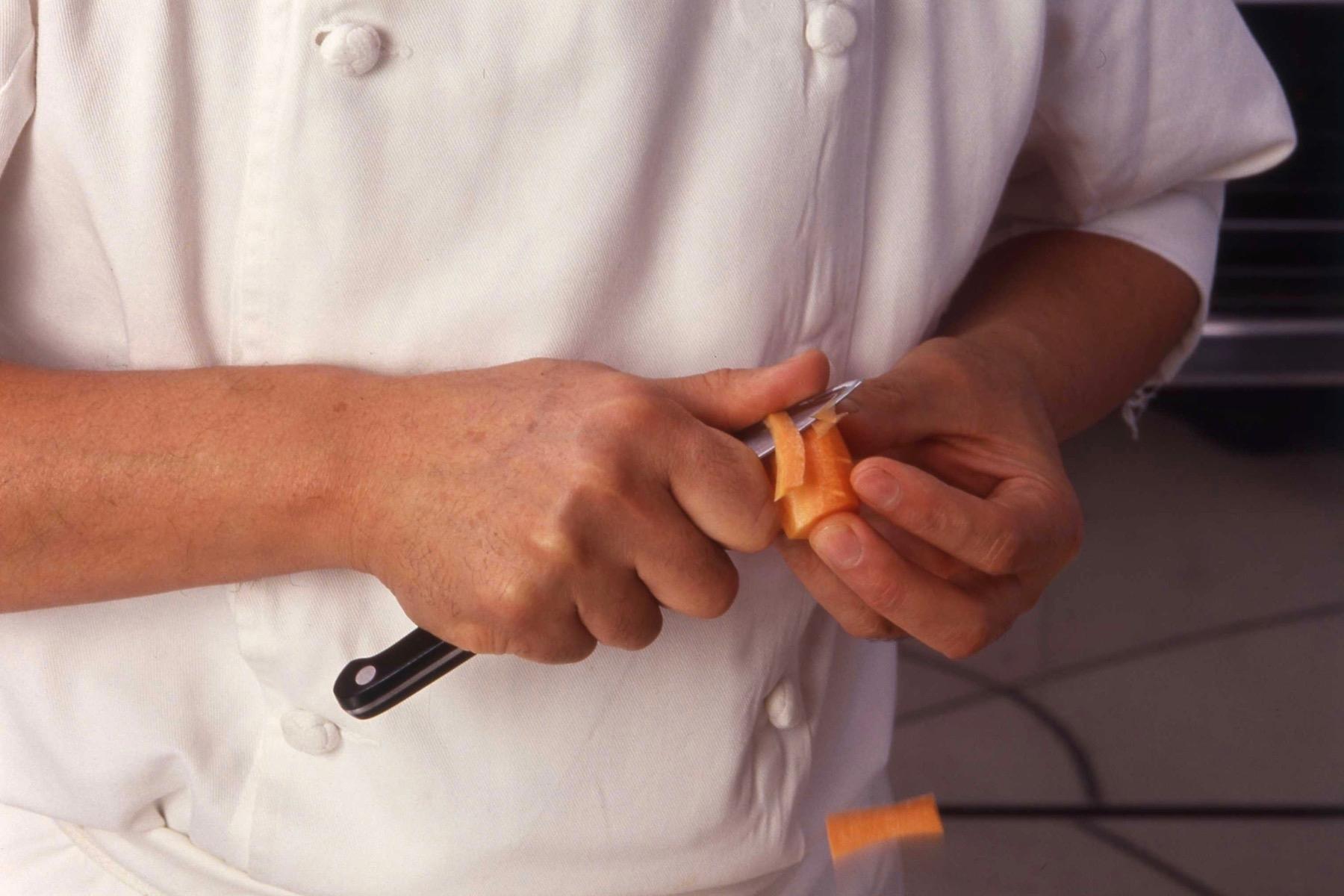 にんじんを切る