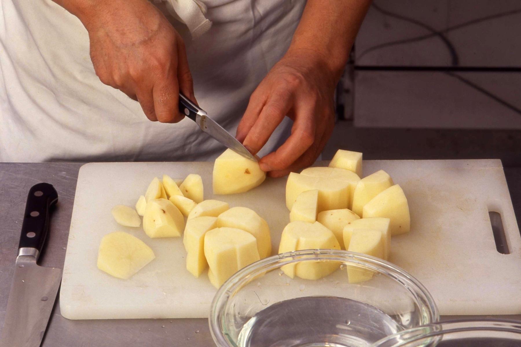 じゃがいもを切る