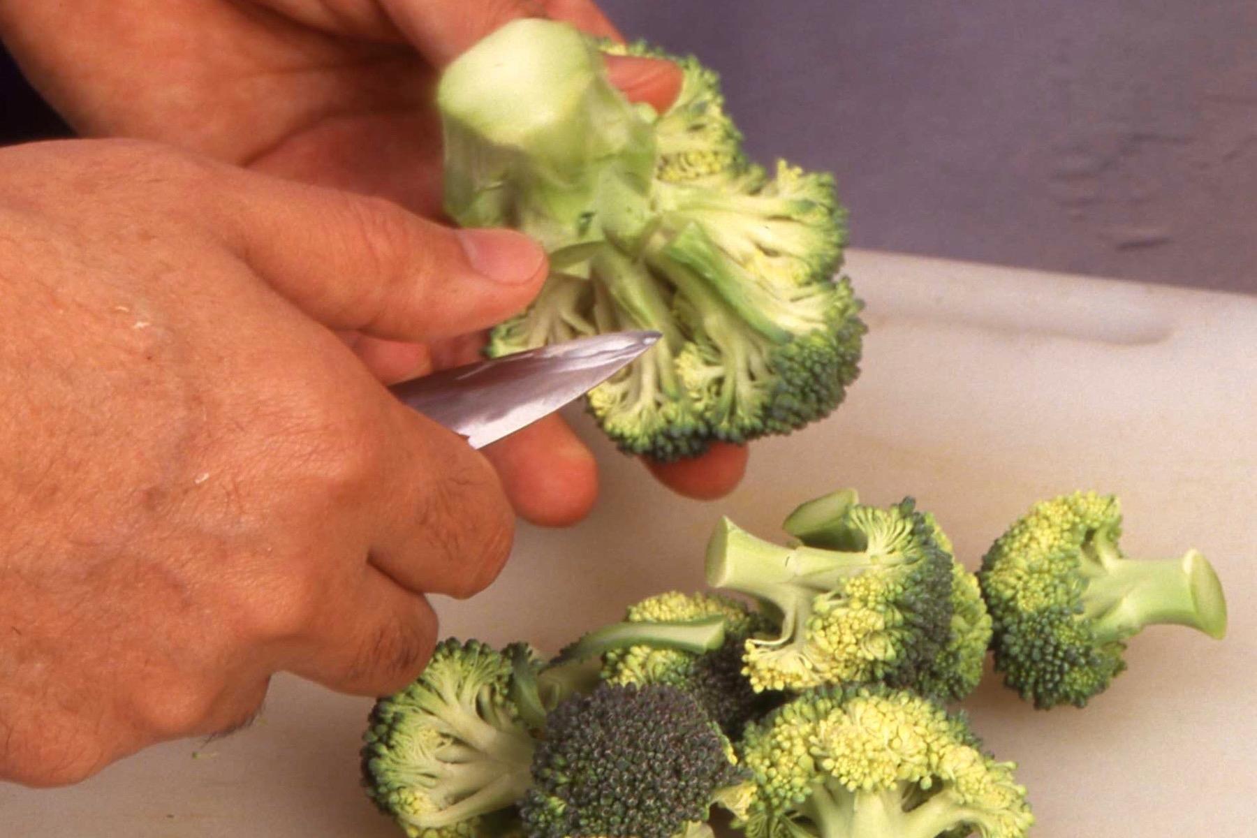 ブロッコリーを切る