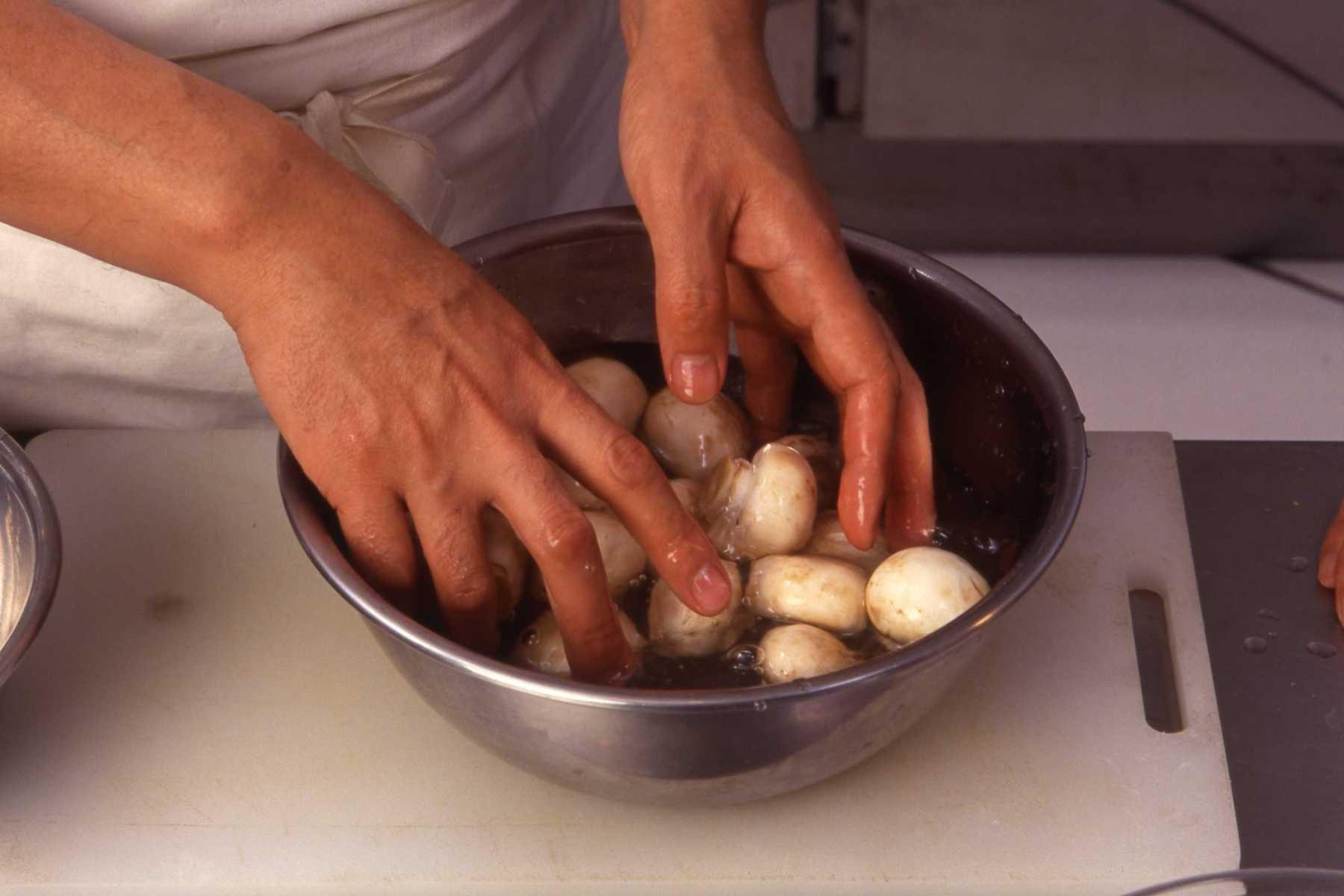 マッシュルームは軸を取り水洗いする