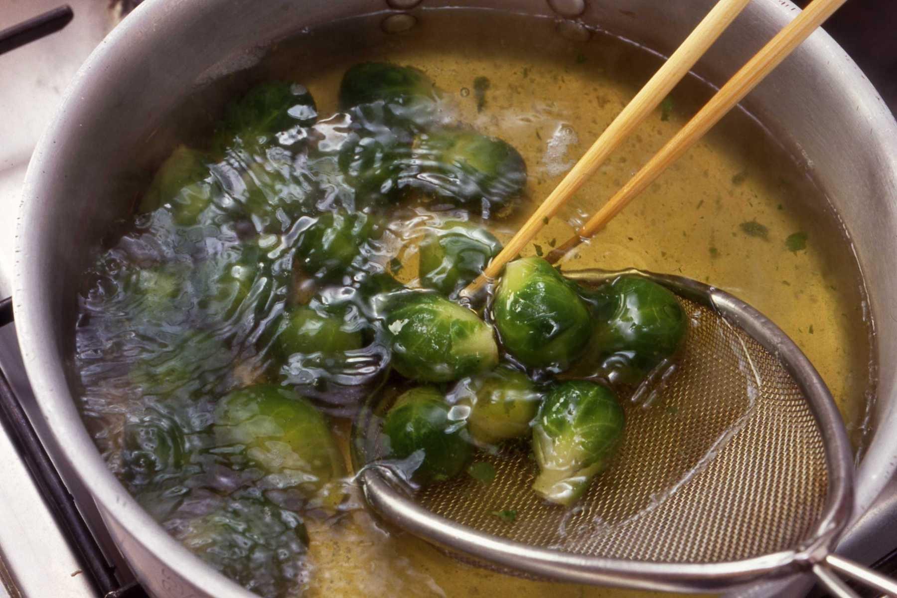 芽キャベツをゆでる