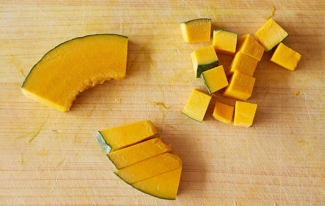 皮付きのまま、8㎜角ぐらいの角切りにする