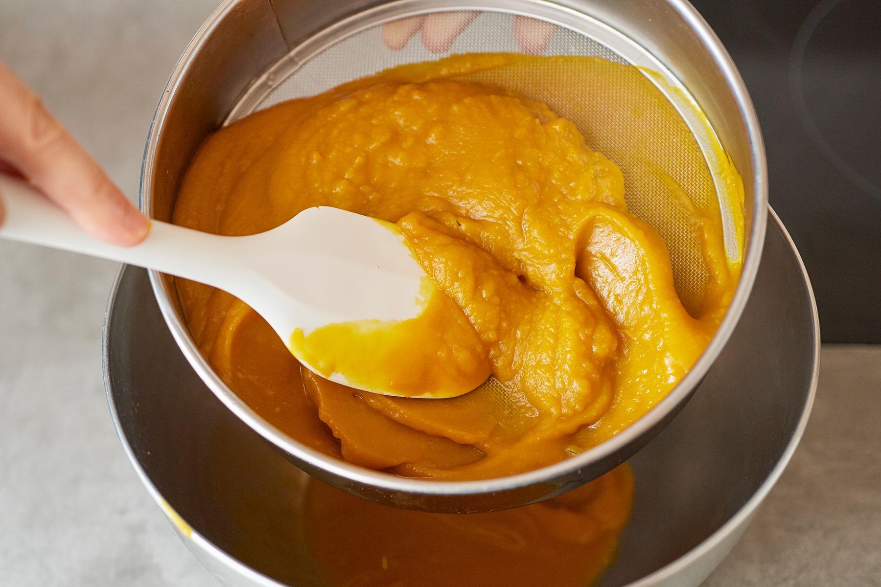 濾し器で裏濾す