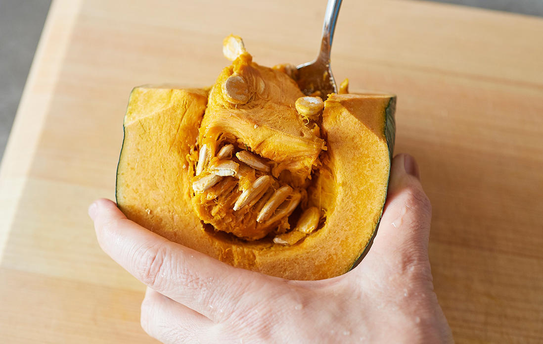 かぼちゃは種とわたをスプーンで取る