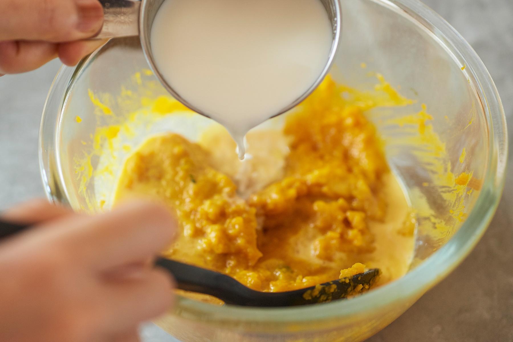 牛乳で好みの固さにのばす