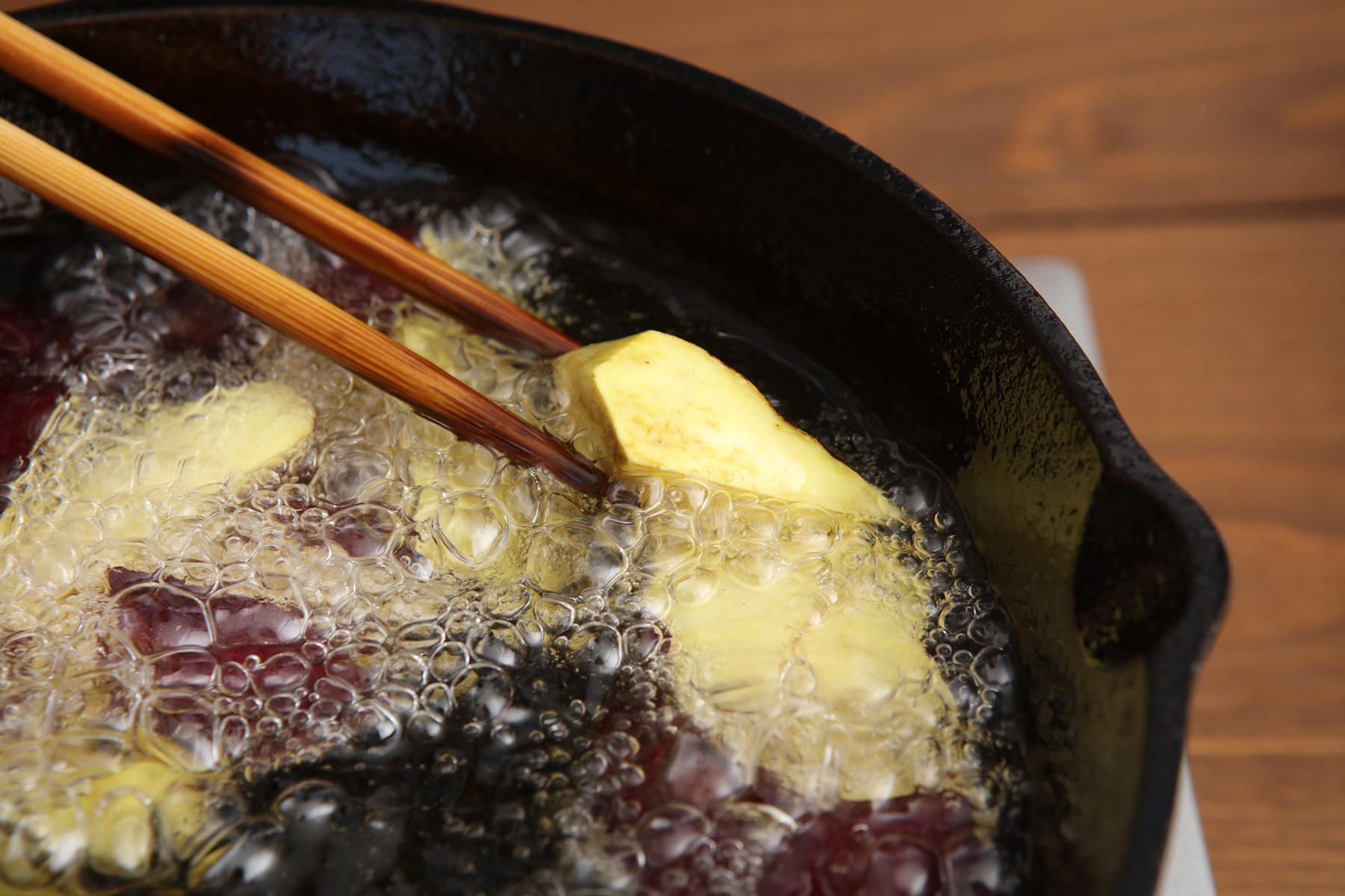 さつまいもを揚げる