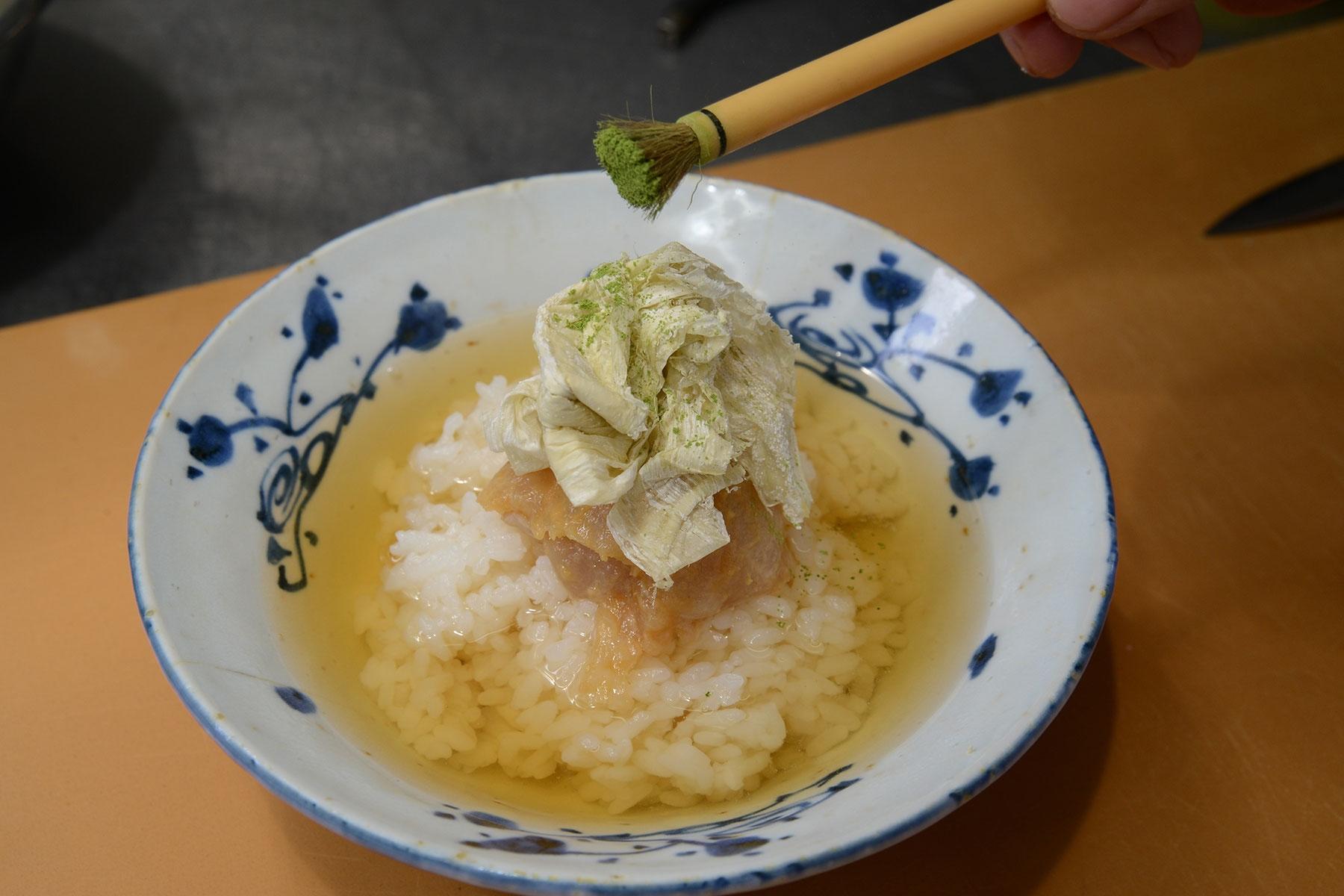 おぼろ昆布をのせ、最後に抹茶をふる