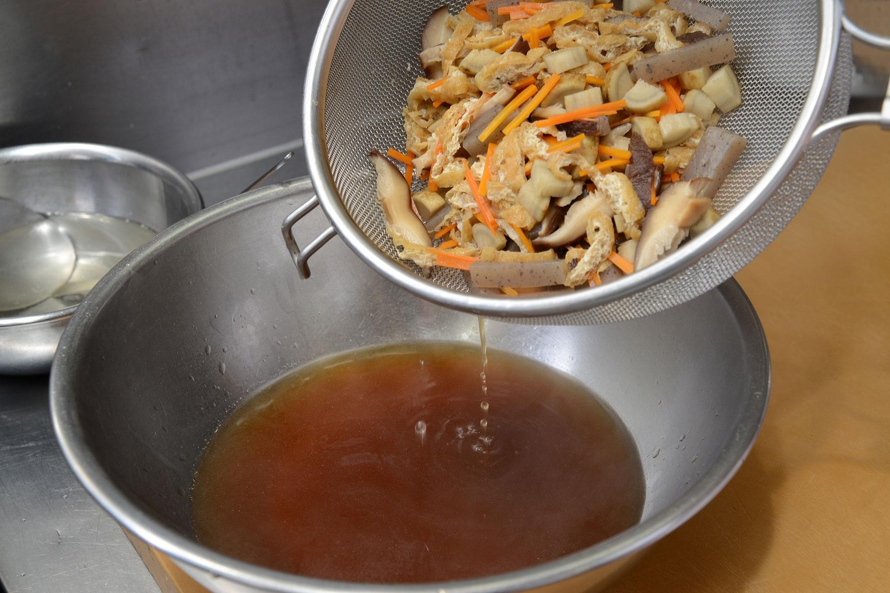 ザルに上げて具と煮汁に分けておく