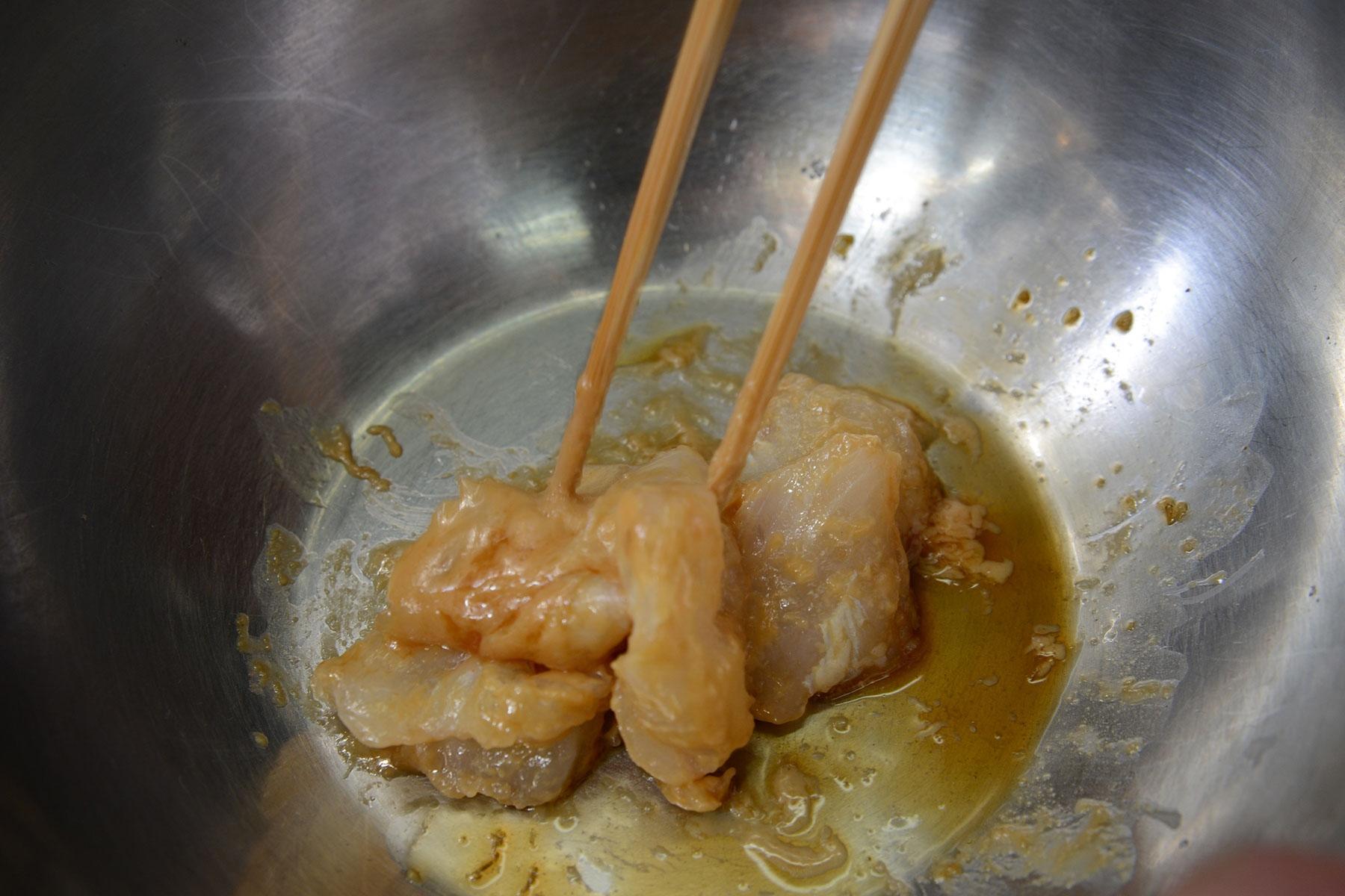 胡麻だれをからめる