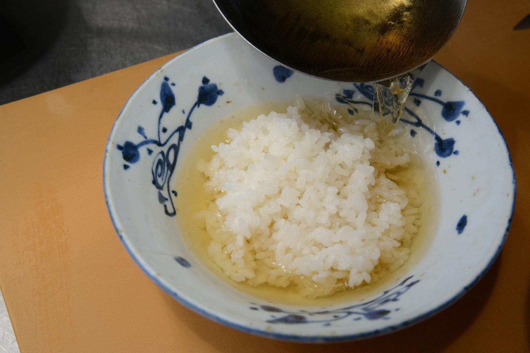 ご飯を茶碗に盛り、だし汁を注ぐ