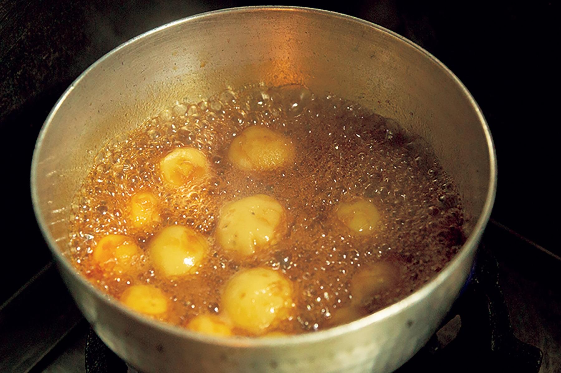 じゃがいもを入れ、煮汁を加えて中火にかける