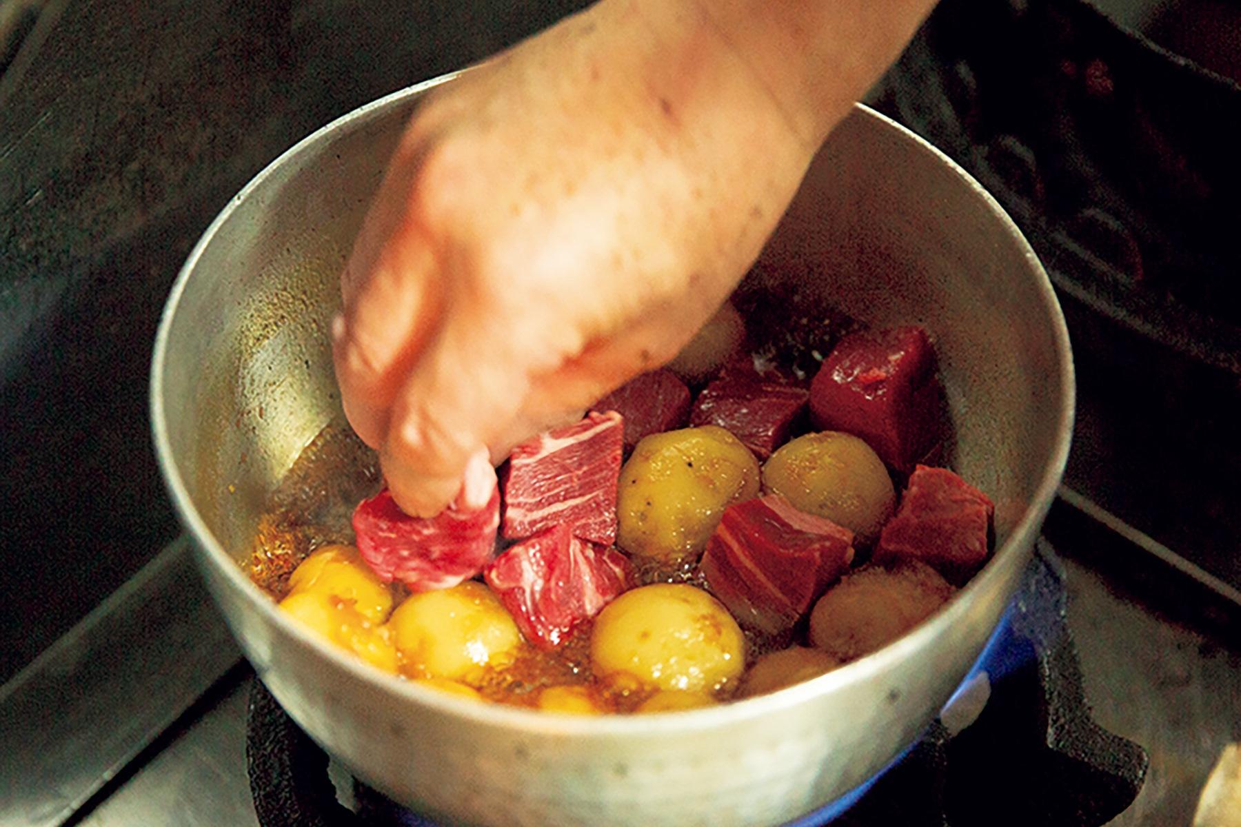 牛肉を加える。