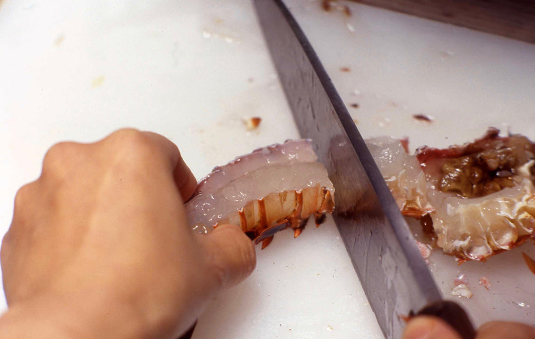 伊勢海老のワタを取る