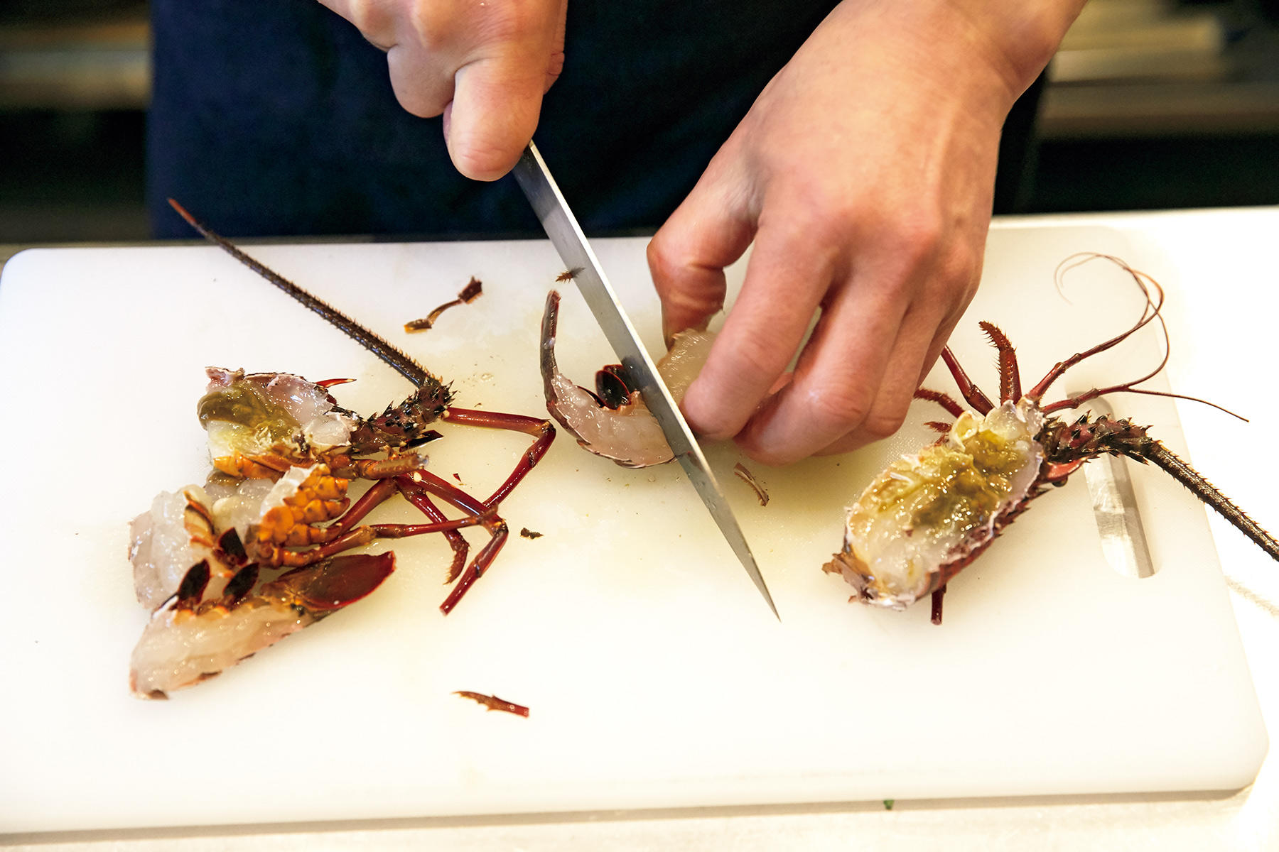 伊勢海老を切る