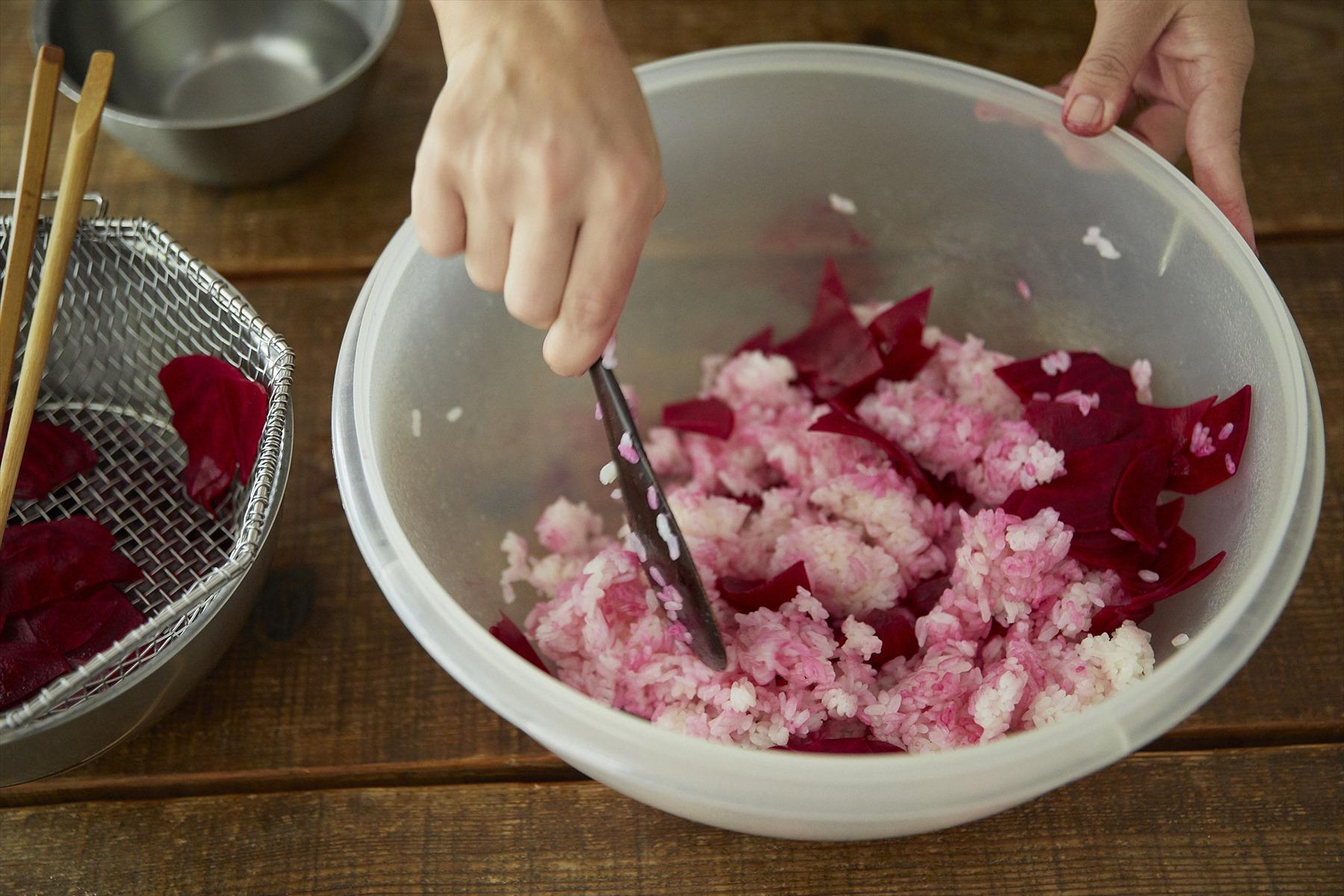 ビーツのピクルスを汁気を軽く切って酢飯に加える