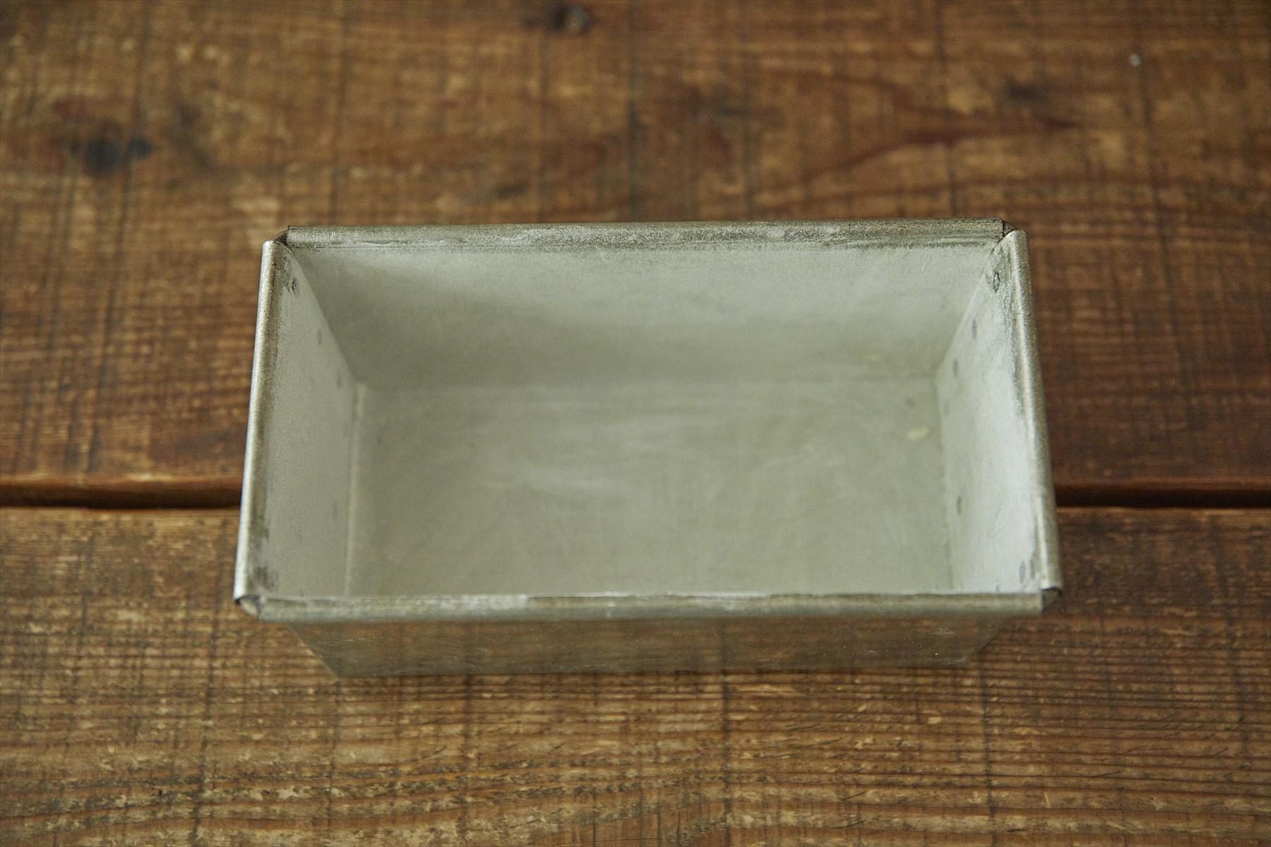 型の内側にオリーブオイルを塗り、薄力粉をうすくまぶす