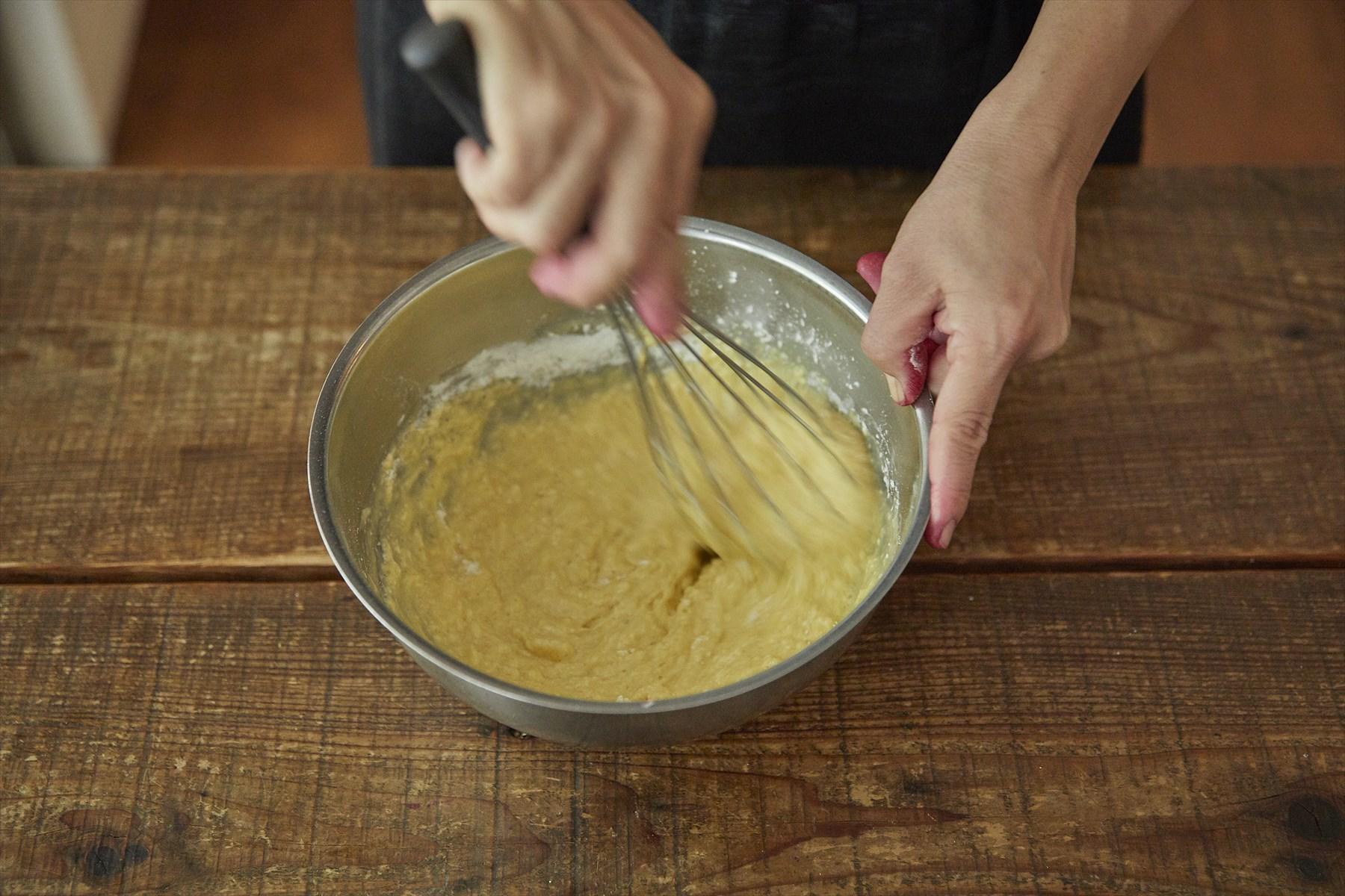 とろみがついて白っぽくなるまで泡立て器でよく混ぜ合わせる