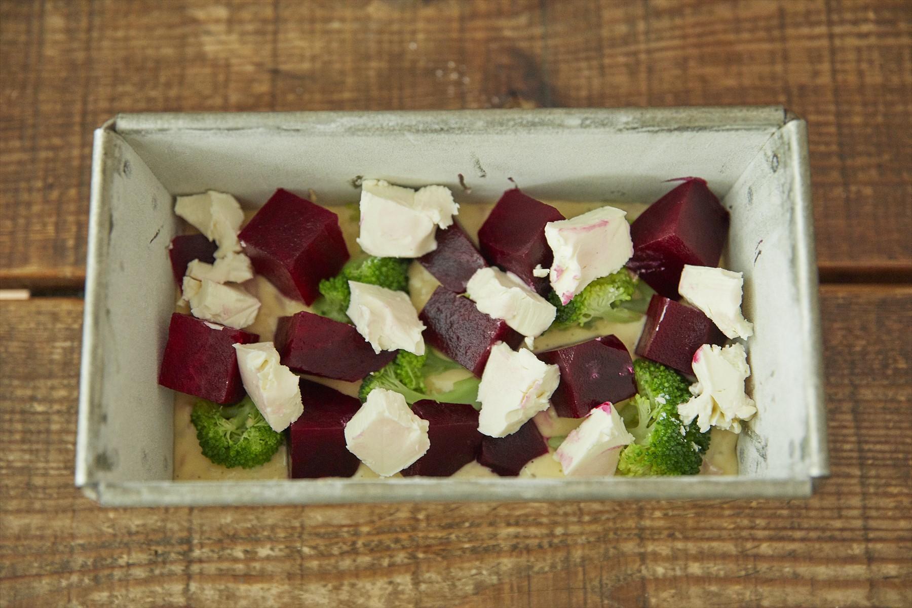 生地の1／3を型に敷き詰め、ビーツ，クリームチーズ、ブロッコリーの半量を散らす