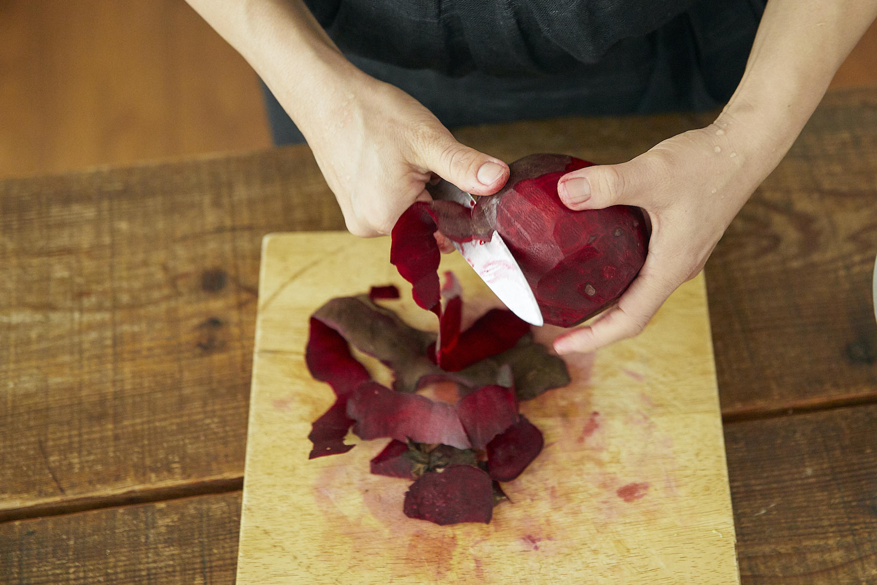 ビーツは皮を剥く