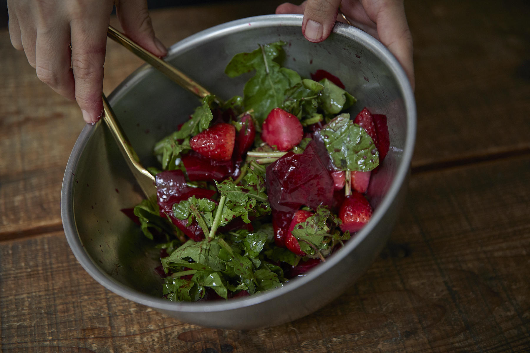ルッコラ、クレソン、ベビーリーフをボウルに加え、オリーブオイルを回しかける。